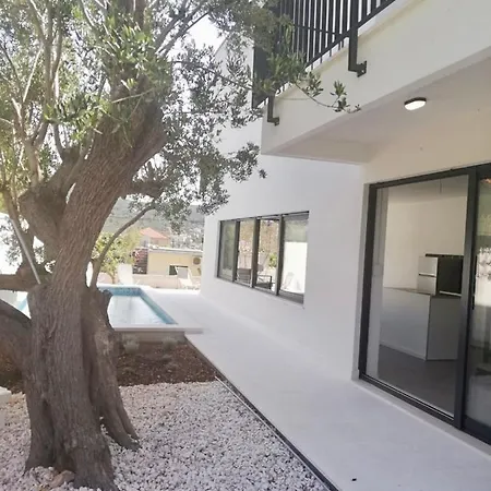 Villa Domo Oliveto Vinisce