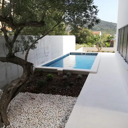 Domo Oliveto Villa Vinisce